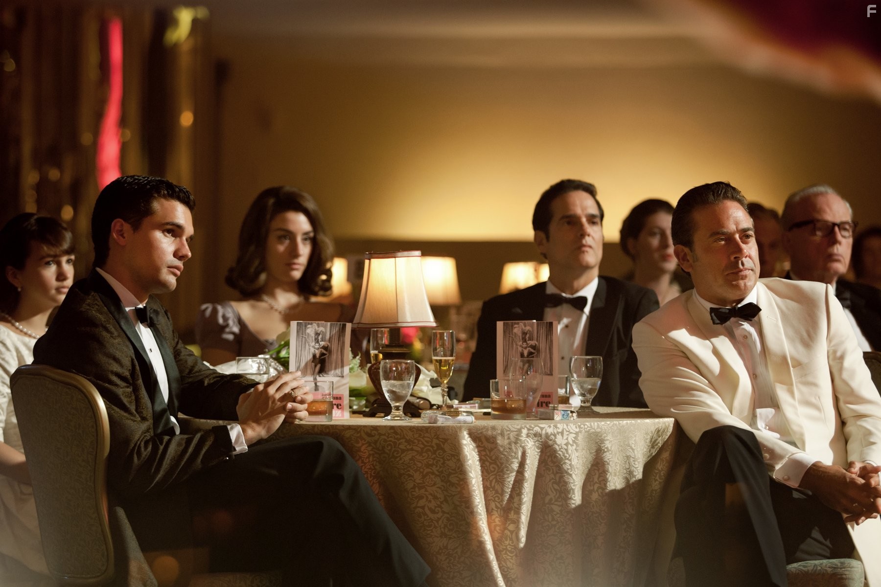 Jeffrey Dean Morgan and Steven Strait in Город мечты (2012)