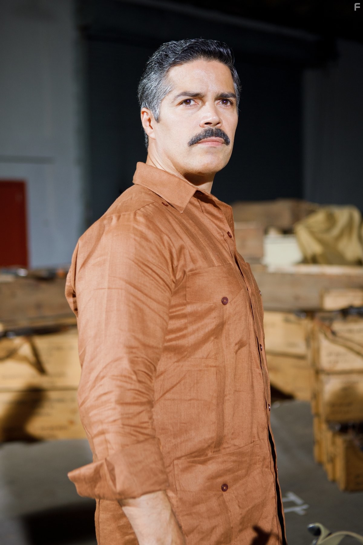 Esai Morales in Город мечты (2012)