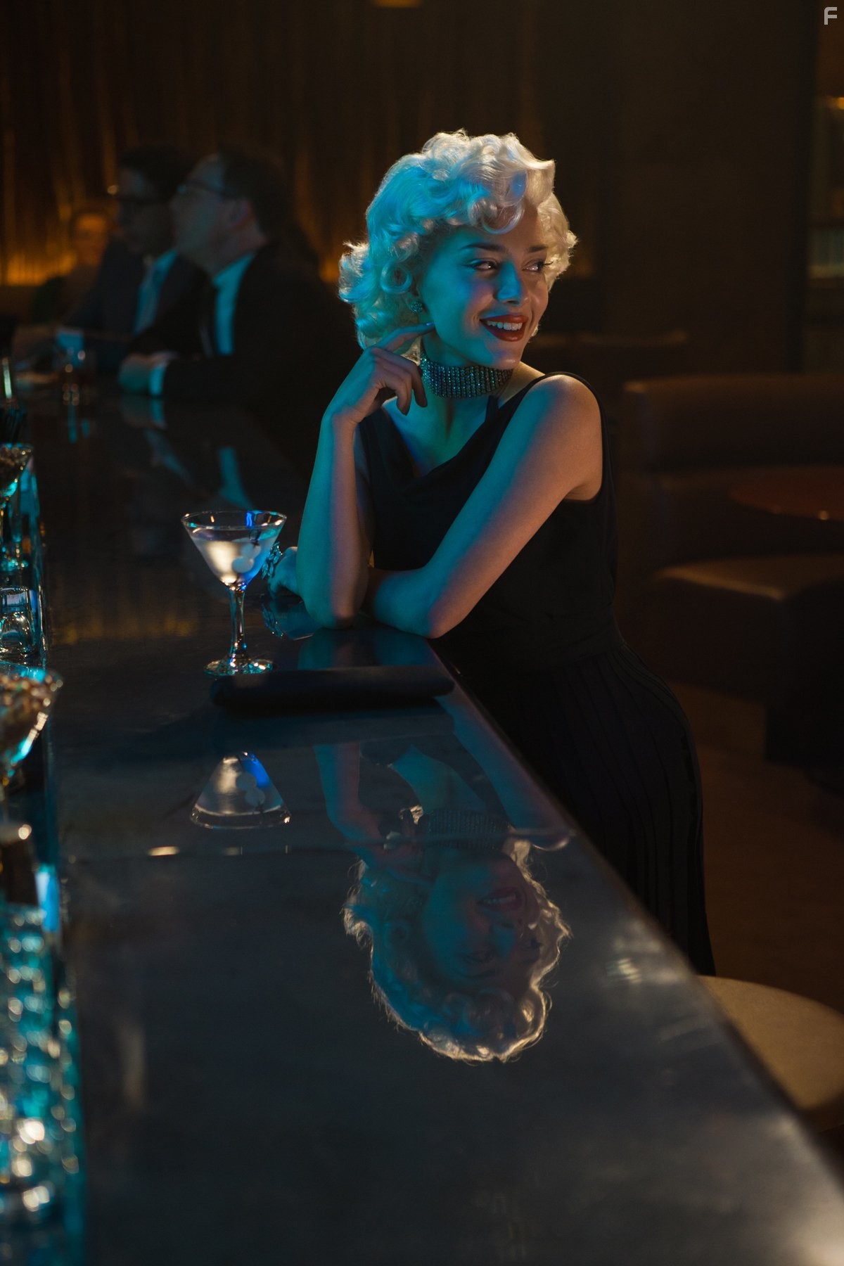 Elena Satine in Город мечты (2012)