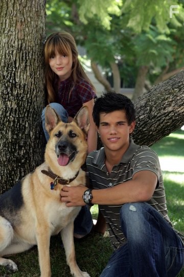 Taylor Lautner and Bella Thorne in Мой личный враг (2008)
