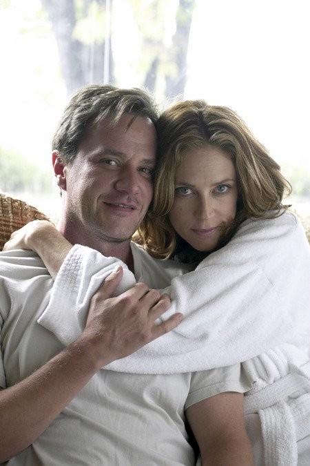 Ally Walker and Tim DeKay in Скажи мне, что любишь меня (2007)
