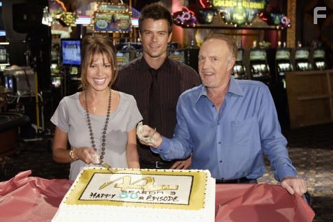 James Caan, Nikki Cox, and Josh Duhamel in Лас Вегас (2003)