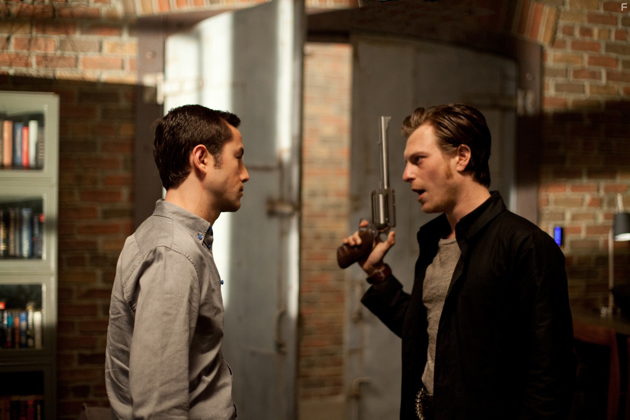 Joseph Gordon-Levitt and Noah Segan in Петля времени (2012)