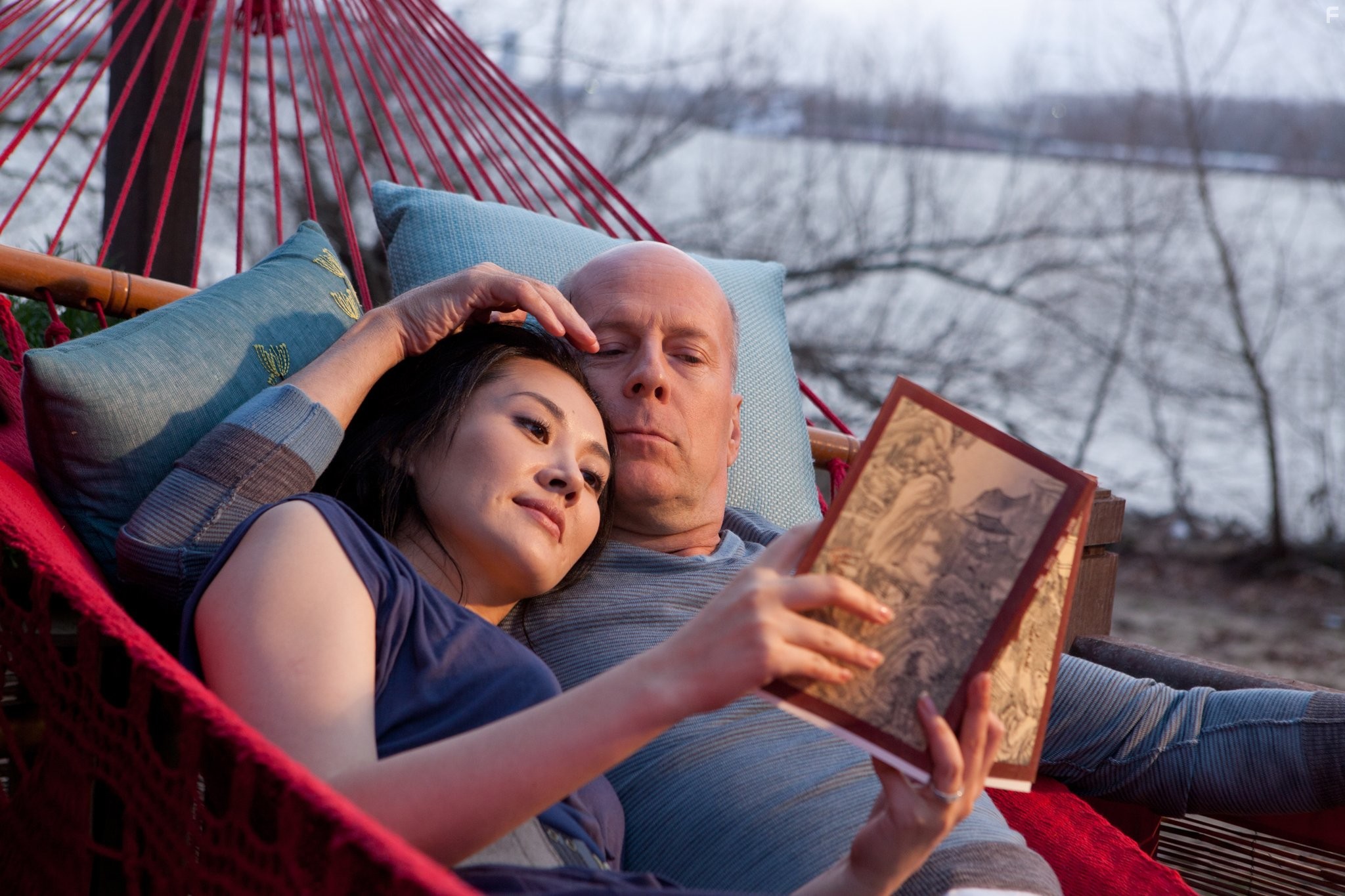 Bruce Willis and Qing Xu in Петля времени (2012)