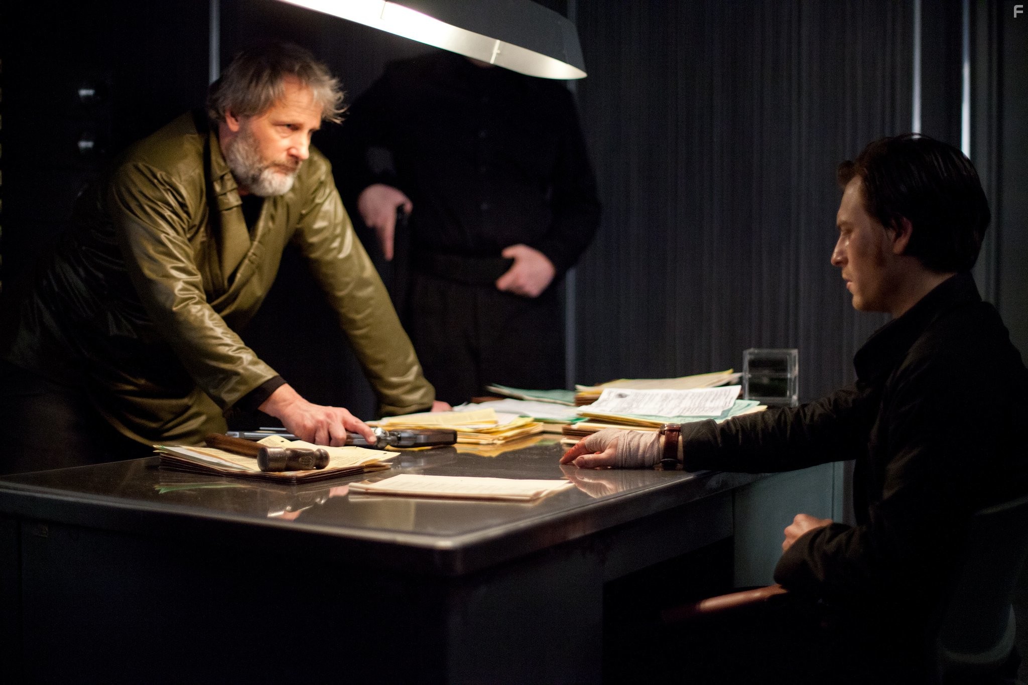 Jeff Daniels and Noah Segan in Петля времени (2012)