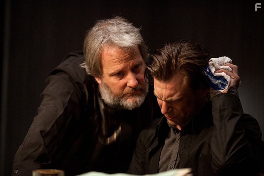 Jeff Daniels and Noah Segan in Петля времени (2012)