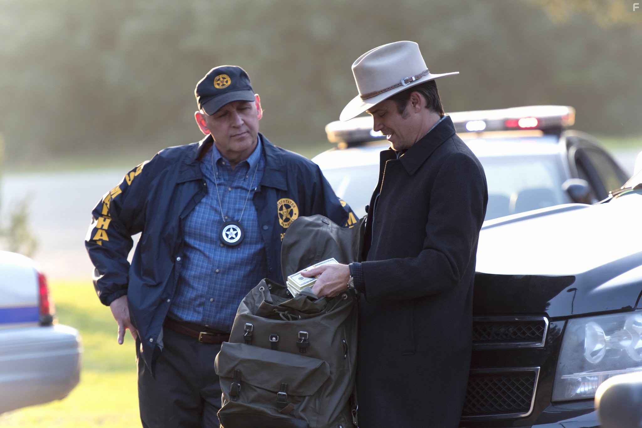 Timothy Olyphant and Nick Searcy in Правосудие (2010)