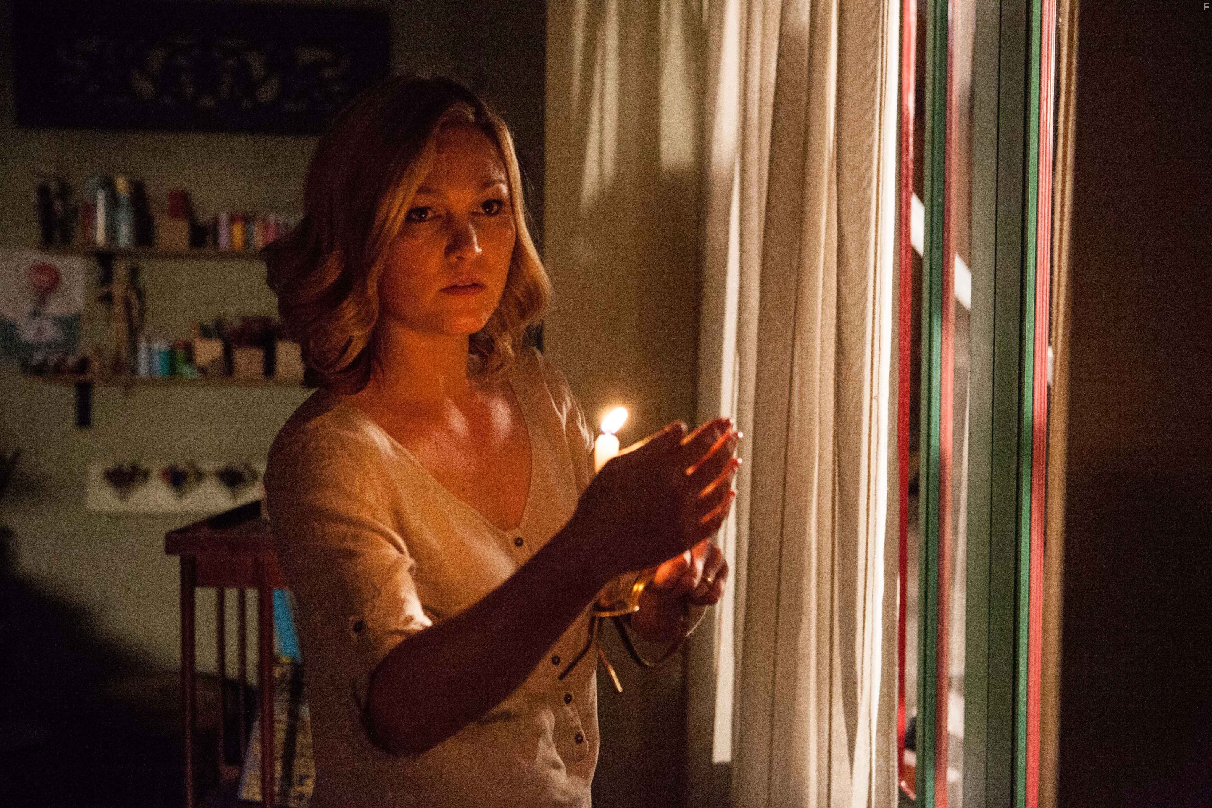 Julia Stiles in Из темноты (2014)