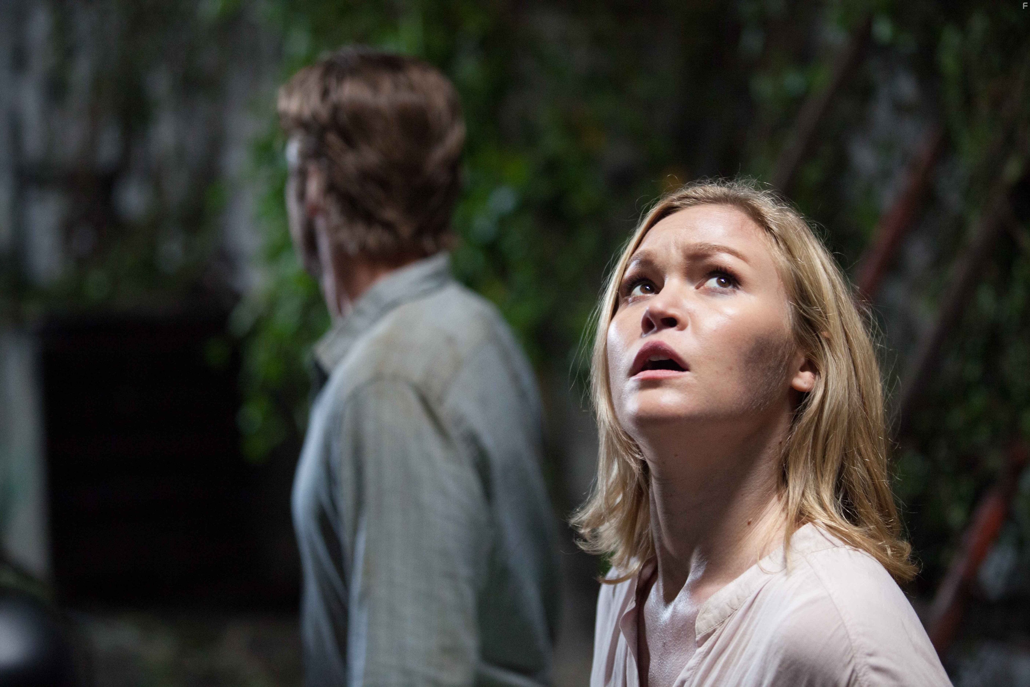 Scott Speedman and Julia Stiles in Из темноты (2014)