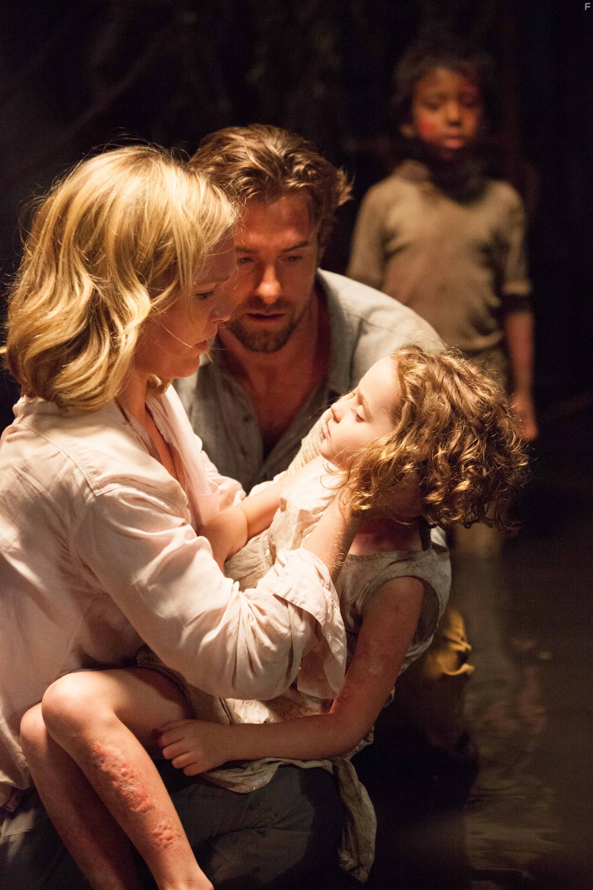 Scott Speedman and Julia Stiles in Из темноты (2014)