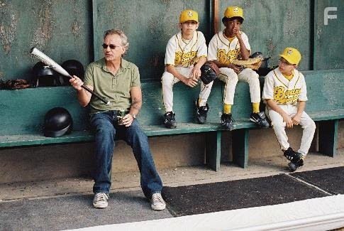 Billy Bob Thornton, Kenneth 'K.C.' Harris, Carlos Estrada, and Emmanuel Estrada in Несносные медведи (2005)