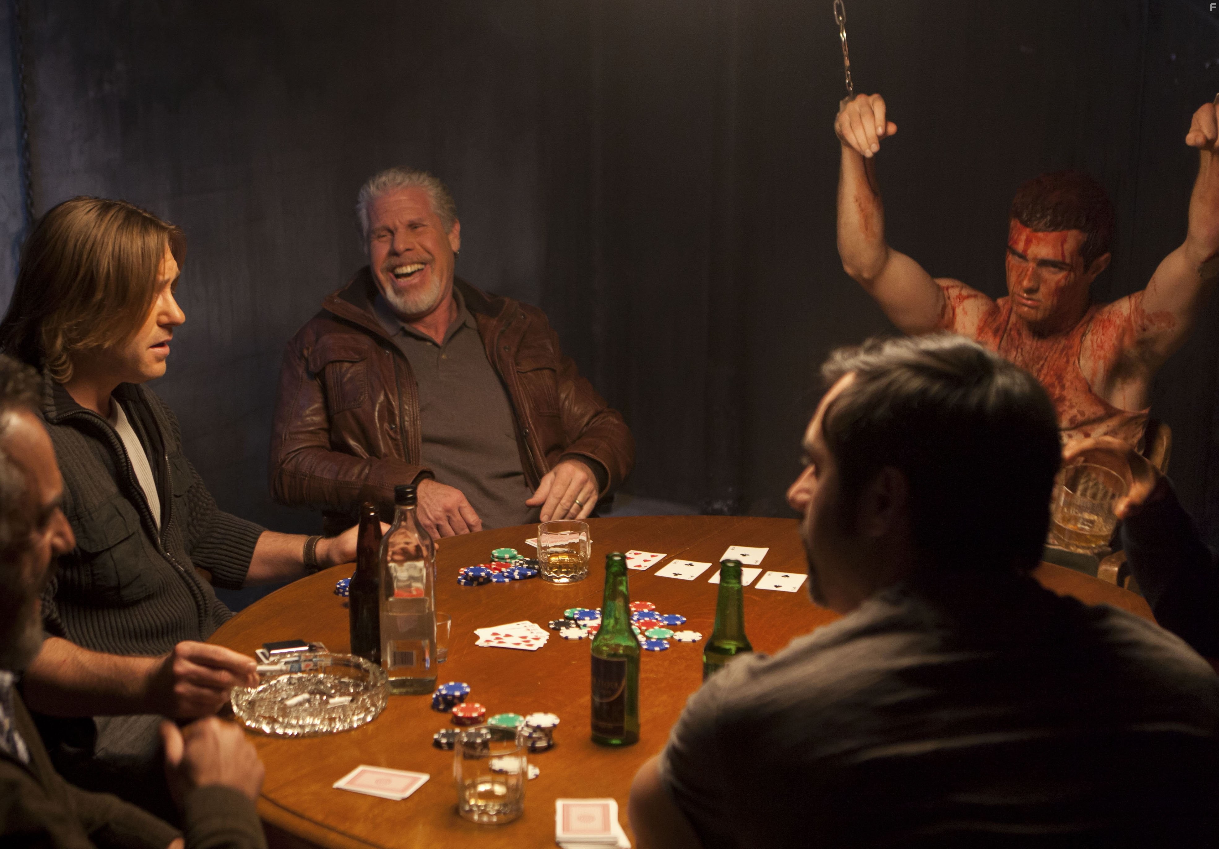Ron Perlman, Ron Eldard, and Beau Mirchoff in Ночь покера (2014)