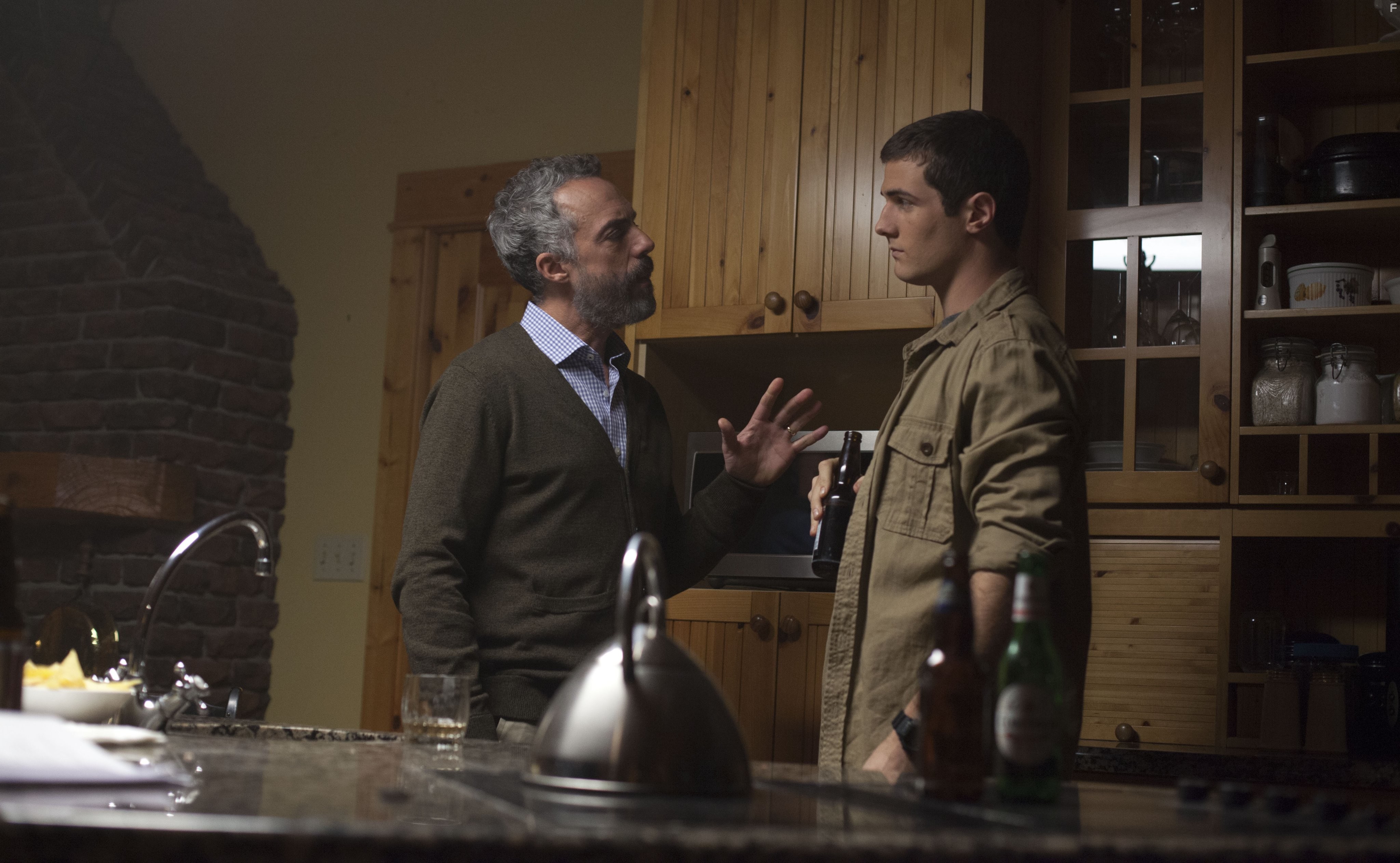 Titus Welliver and Beau Mirchoff in Ночь покера (2014)