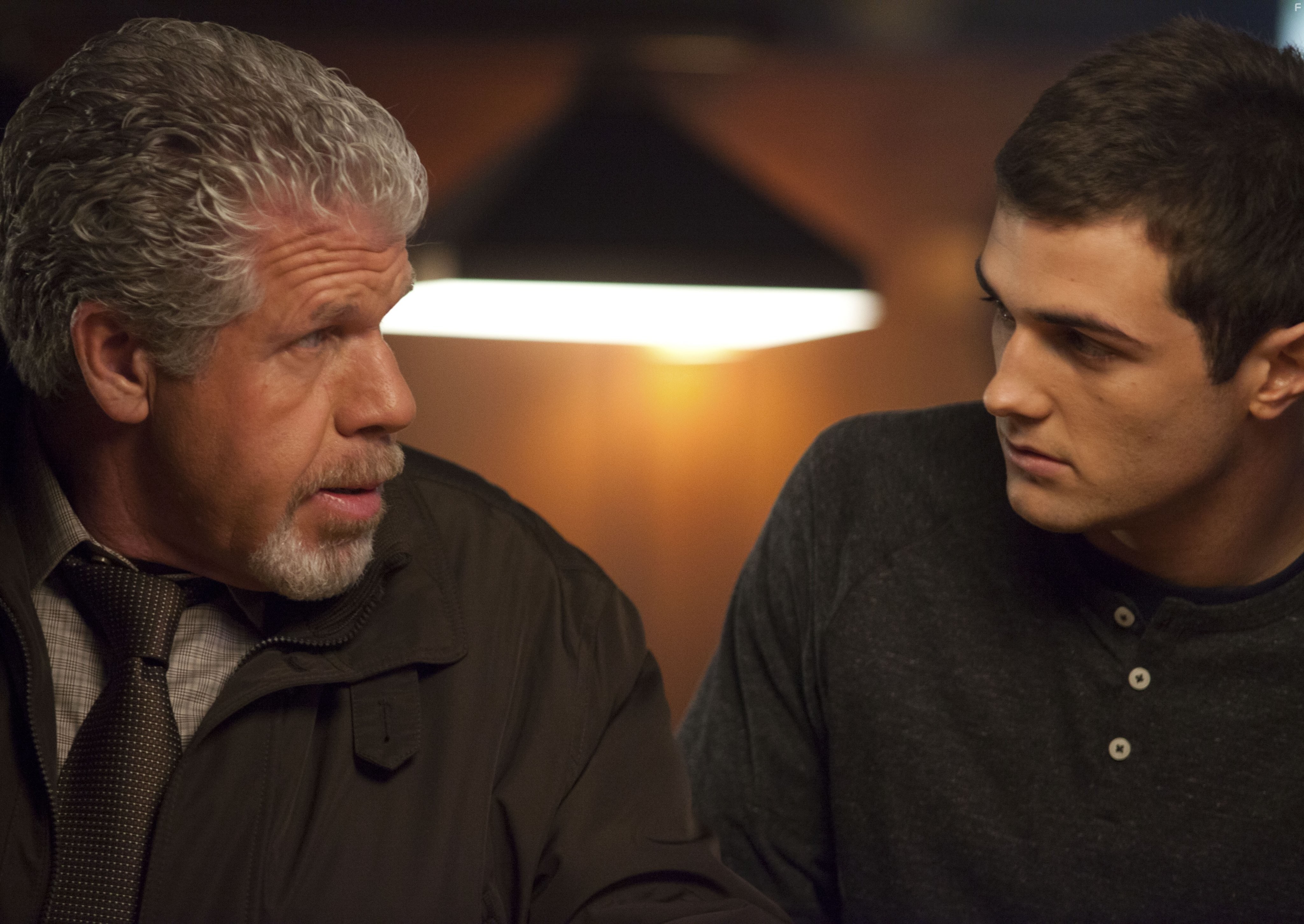 Ron Perlman and Beau Mirchoff in Ночь покера (2014)