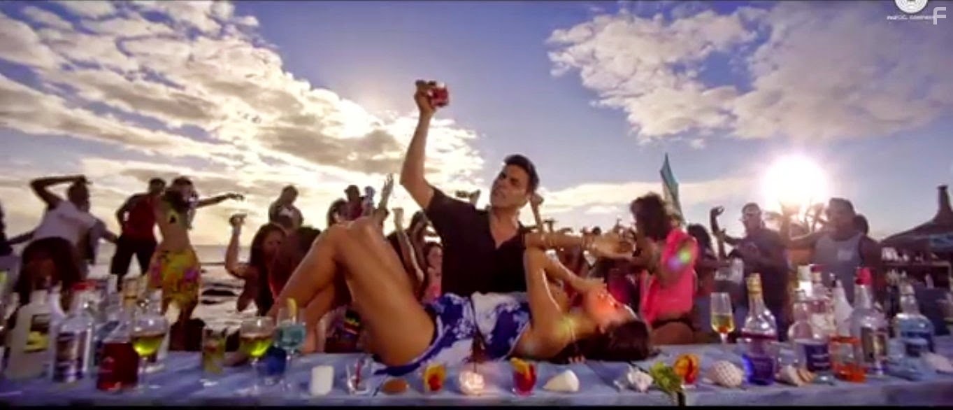 Akshay Kumar and Lisa Haydon in Бес в ребро (2014)