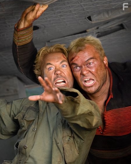 Robert Downey Jr. and Jack Black in Солдаты неудачи (2008)