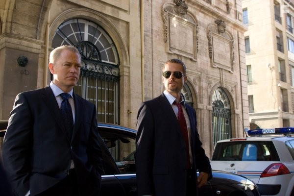 Guy Pearce and Neal McDonough in Предатель (2008)