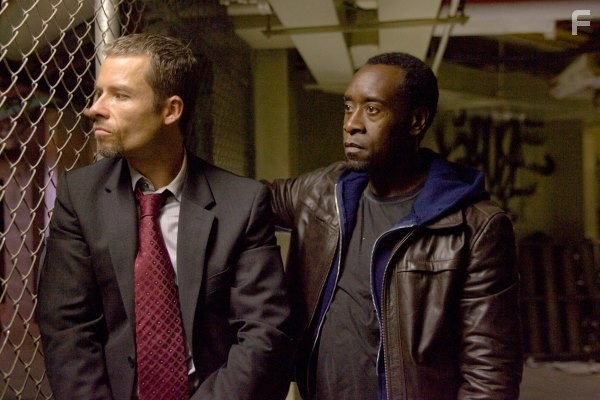 Don Cheadle and Guy Pearce in Предатель (2008)