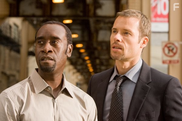 Don Cheadle and Guy Pearce in Предатель (2008)