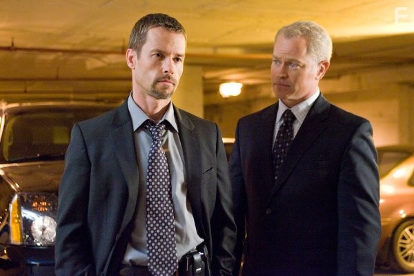 Guy Pearce and Neal McDonough in Предатель (2008)