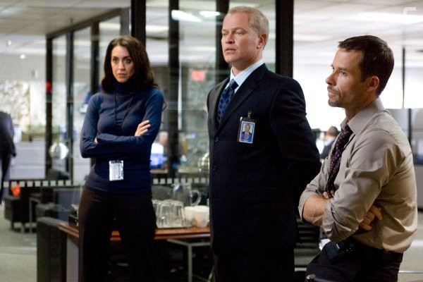 Guy Pearce and Neal McDonough in Предатель (2008)