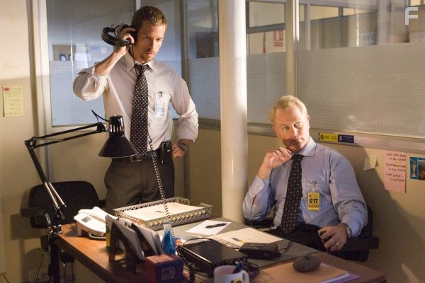 Guy Pearce and Neal McDonough in Предатель (2008)
