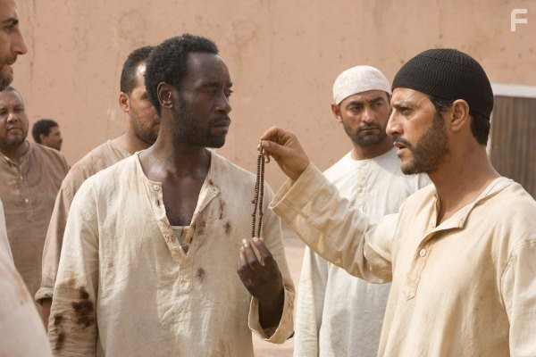 Don Cheadle and Sa?d Taghmaoui in Предатель (2008)