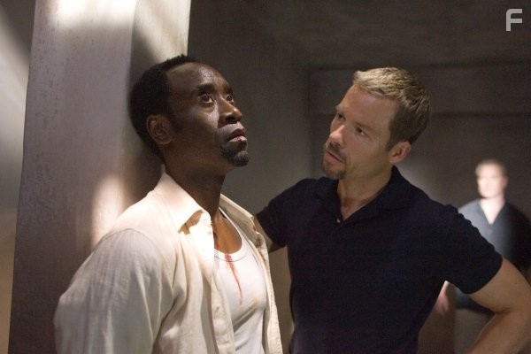 Don Cheadle and Guy Pearce in Предатель (2008)