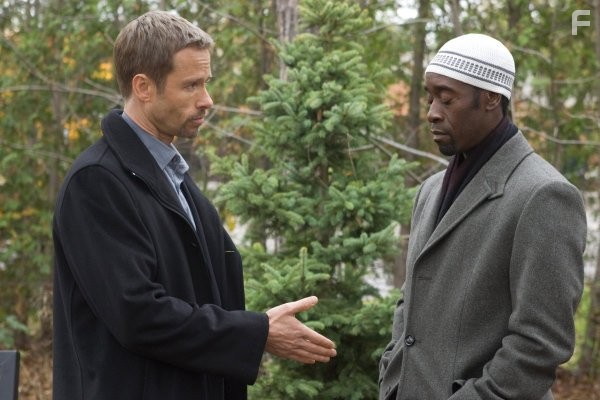 Don Cheadle and Guy Pearce in Предатель (2008)