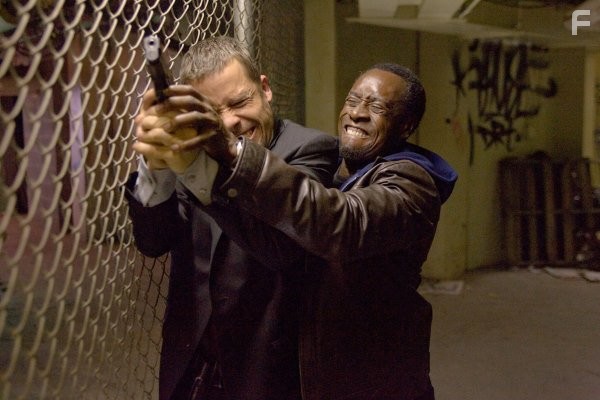 Don Cheadle and Guy Pearce in Предатель (2008)