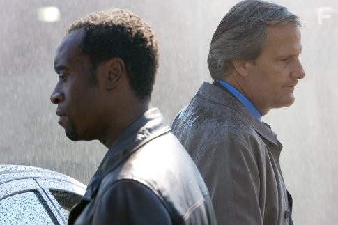 Don Cheadle and Jeff Daniels in Предатель (2008)