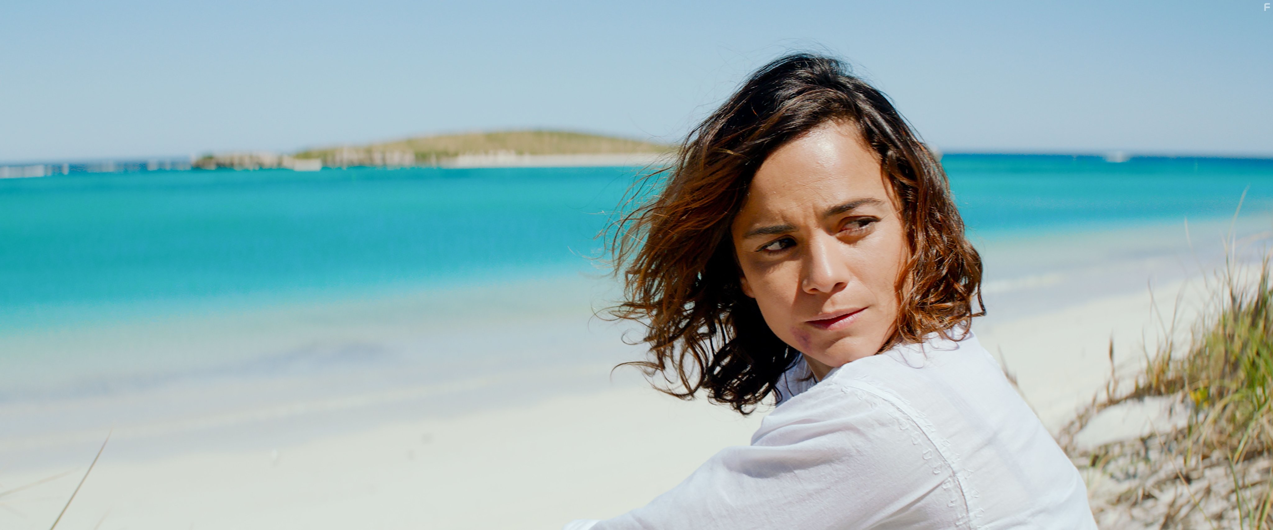 Alice Braga in Убей меня три раза (2014)