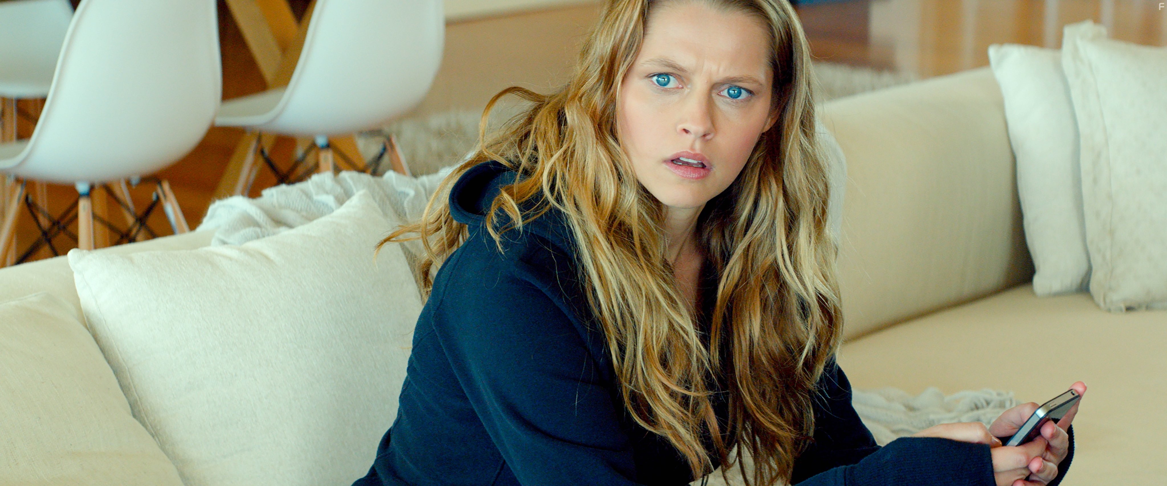 Teresa Palmer in Убей меня три раза (2014)