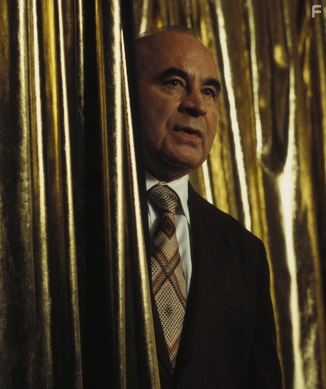 Bob Hoskins in У моря (2004)