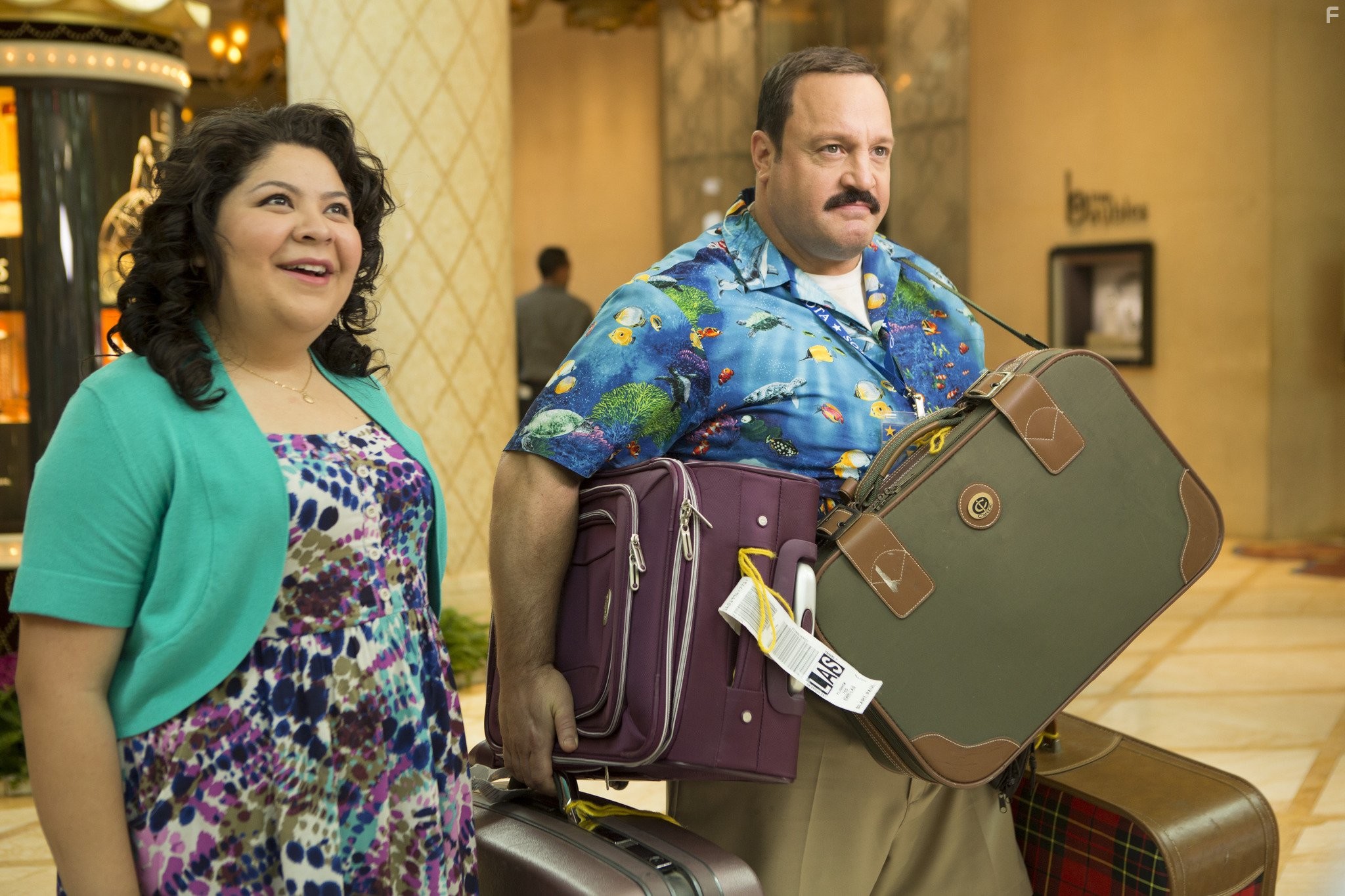 Kevin James and Raini Rodriguez in Толстяк против всех (2015)