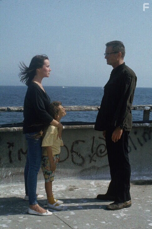 Michael Douglas and Barbara Hershey in С меня хватит! (1993)