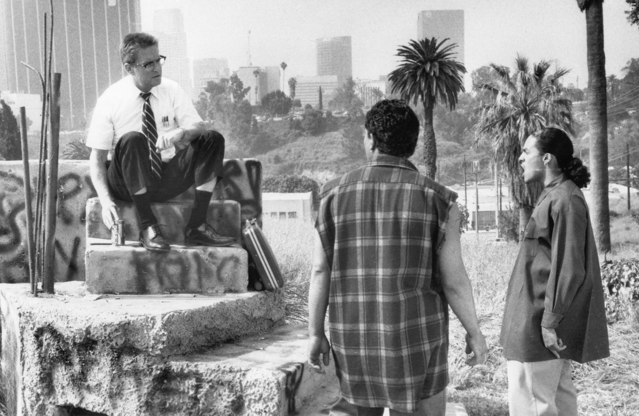 Michael Douglas, Eddie Frias, and Agustin Rodriguez in С меня хватит! (1993)