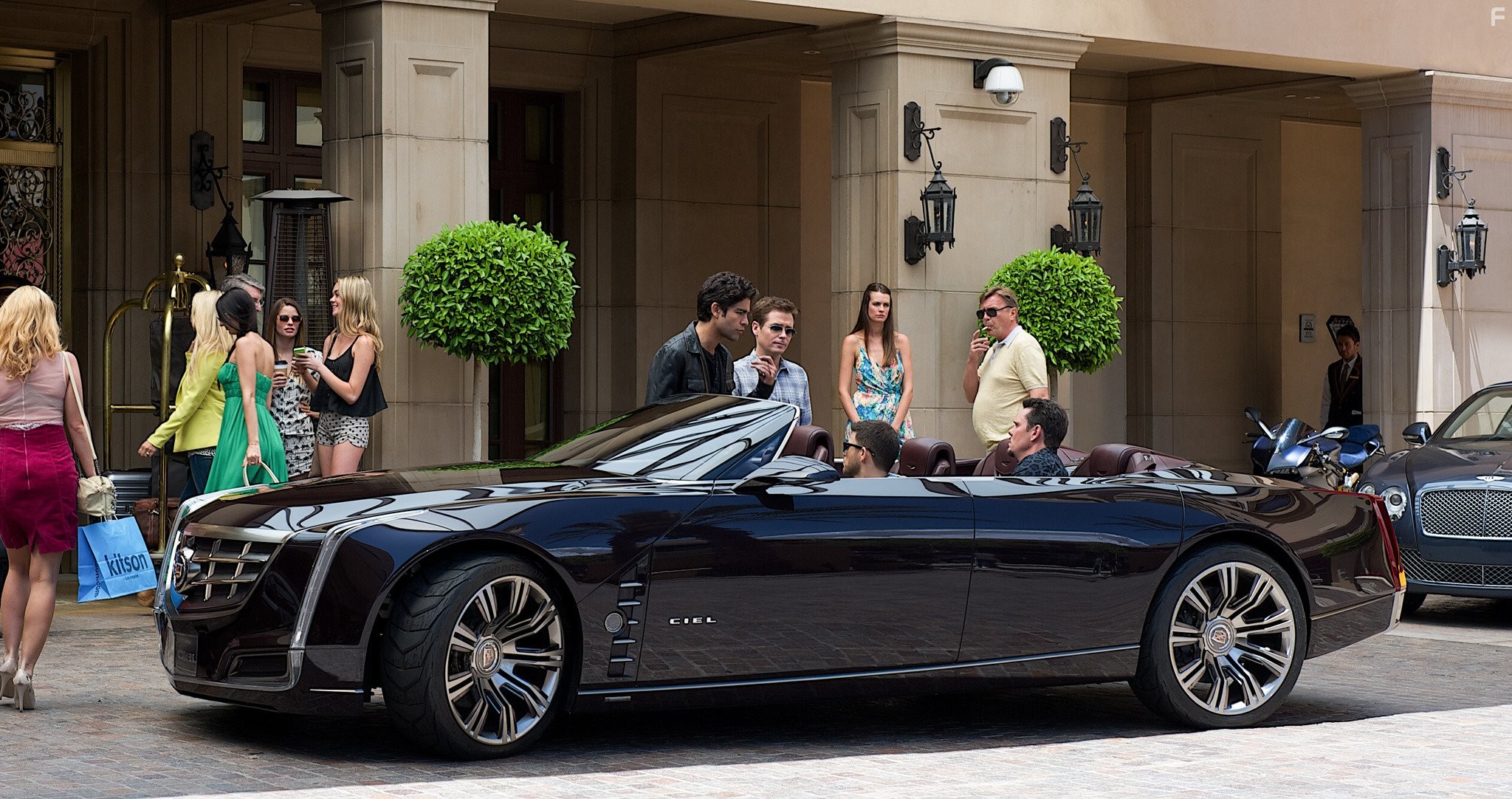 Adrian Grenier and Kevin Connolly in Антураж (2015)