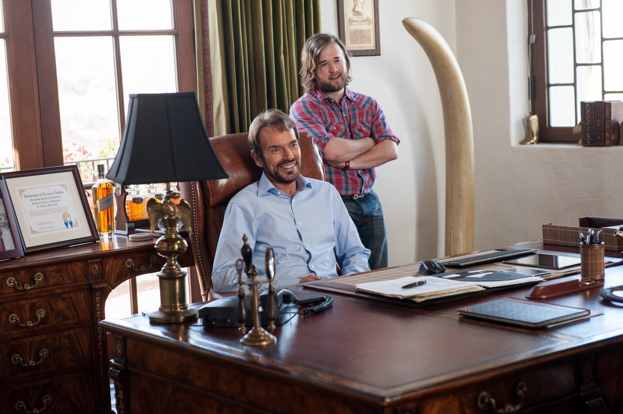 Billy Bob Thornton and Haley Joel Osment in Антураж (2015)