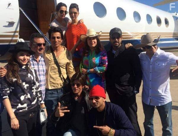 Abhishek Bachchan, Shah Rukh Khan, Boman Irani, Sonu Sood, and Deepika Padukone in С Новым годом (2014)