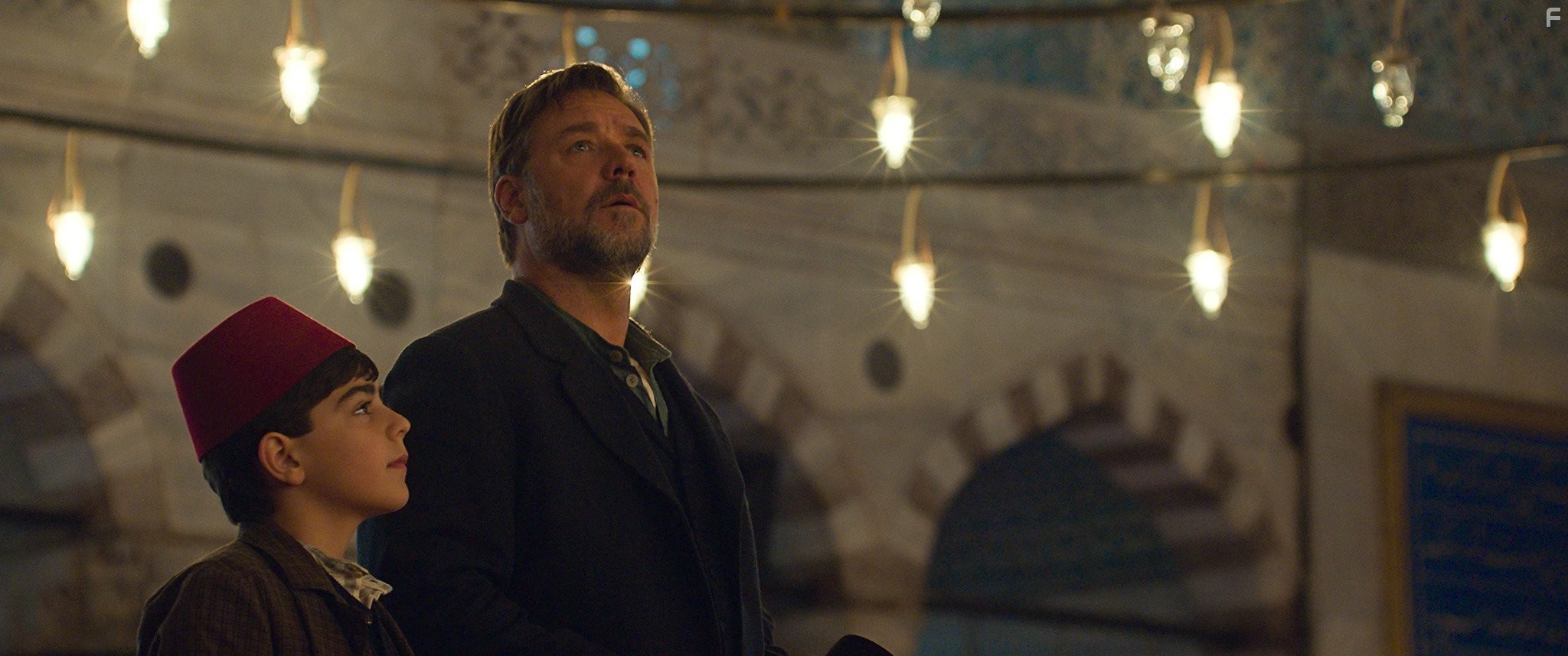 Russell Crowe and Dylan Georgiades in Искатель воды (2014)