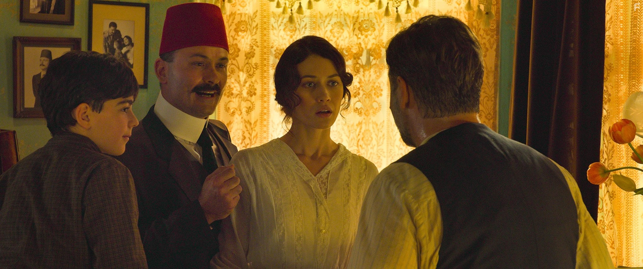 Steve Bastoni, Olga Kurylenko, and Dylan Georgiades in Искатель воды (2014)