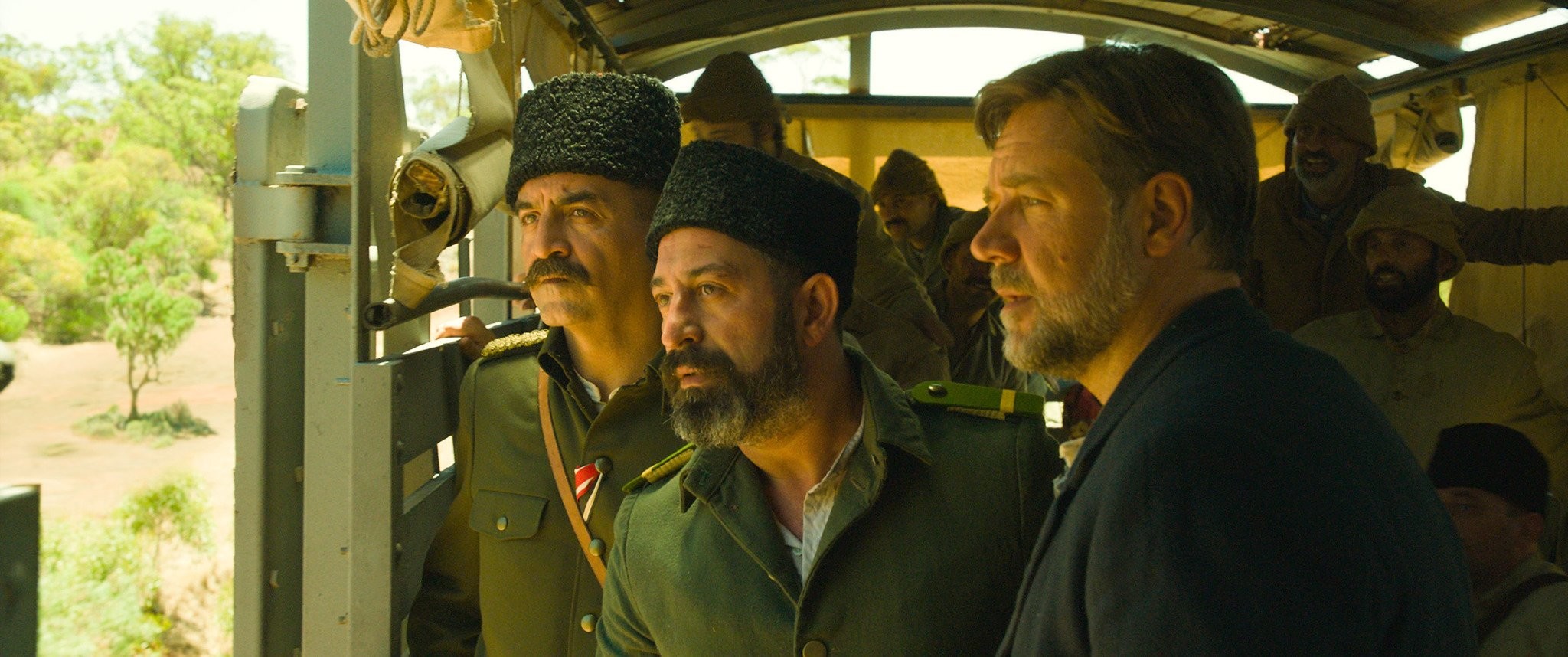 Russell Crowe, Yilmaz Erdogan, and Cem Yilmaz in Искатель воды (2014)