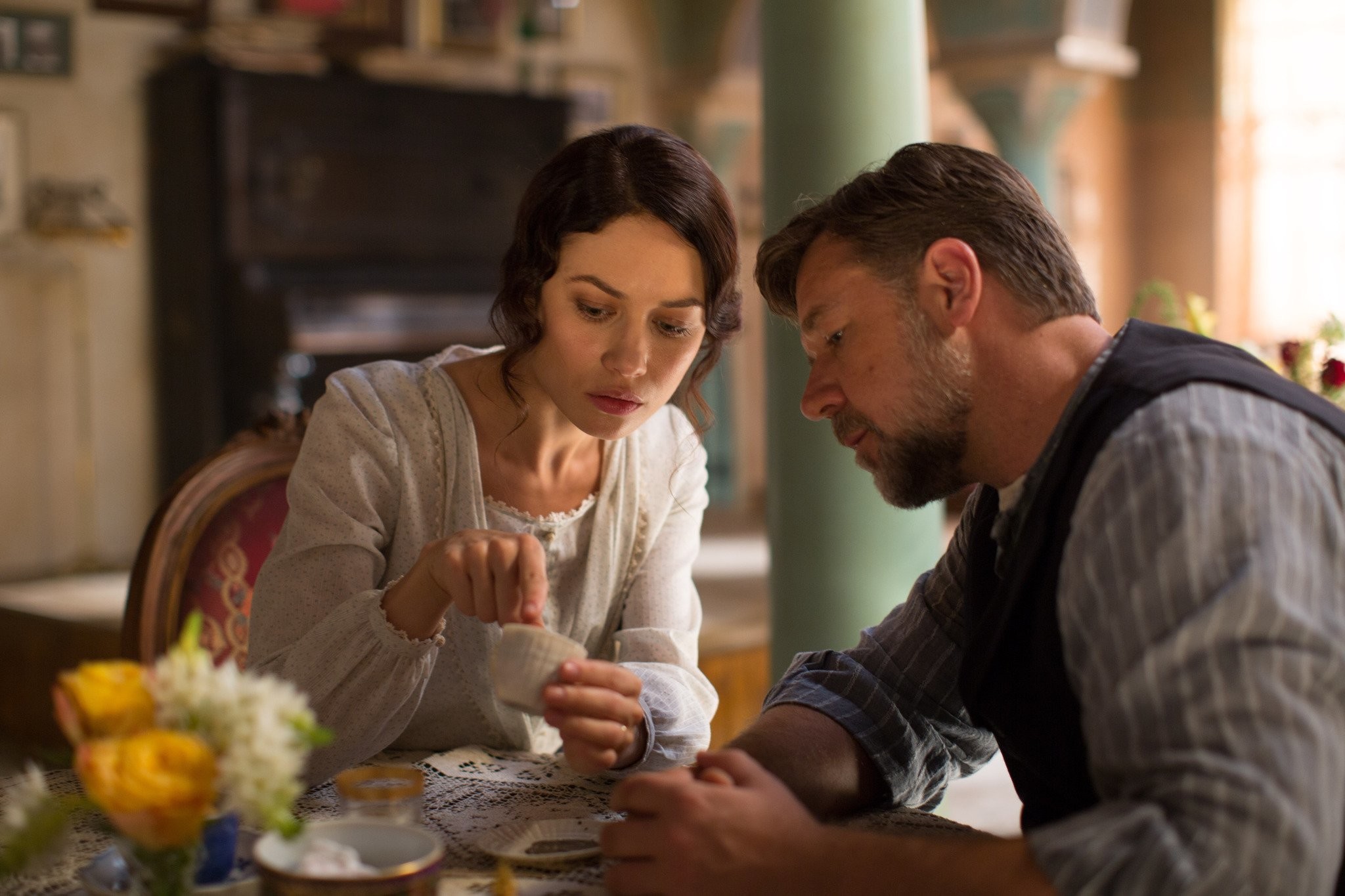 Russell Crowe and Olga Kurylenko in Искатель воды (2014)