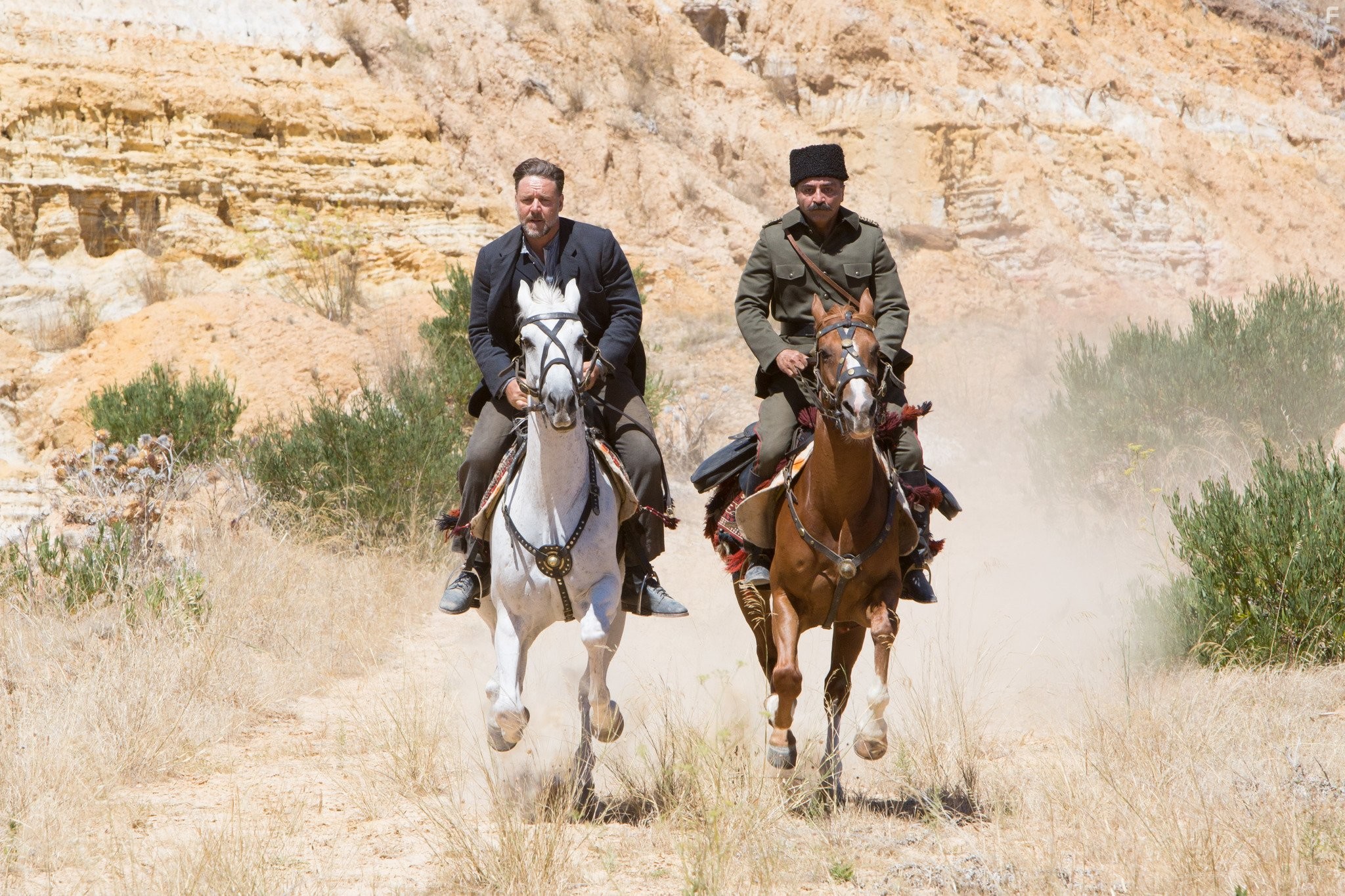 Russell Crowe and Yilmaz Erdogan in Искатель воды (2014)