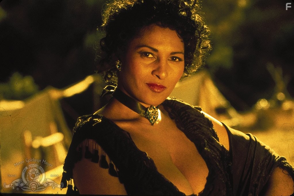 Pam Grier in Отряд (1993)