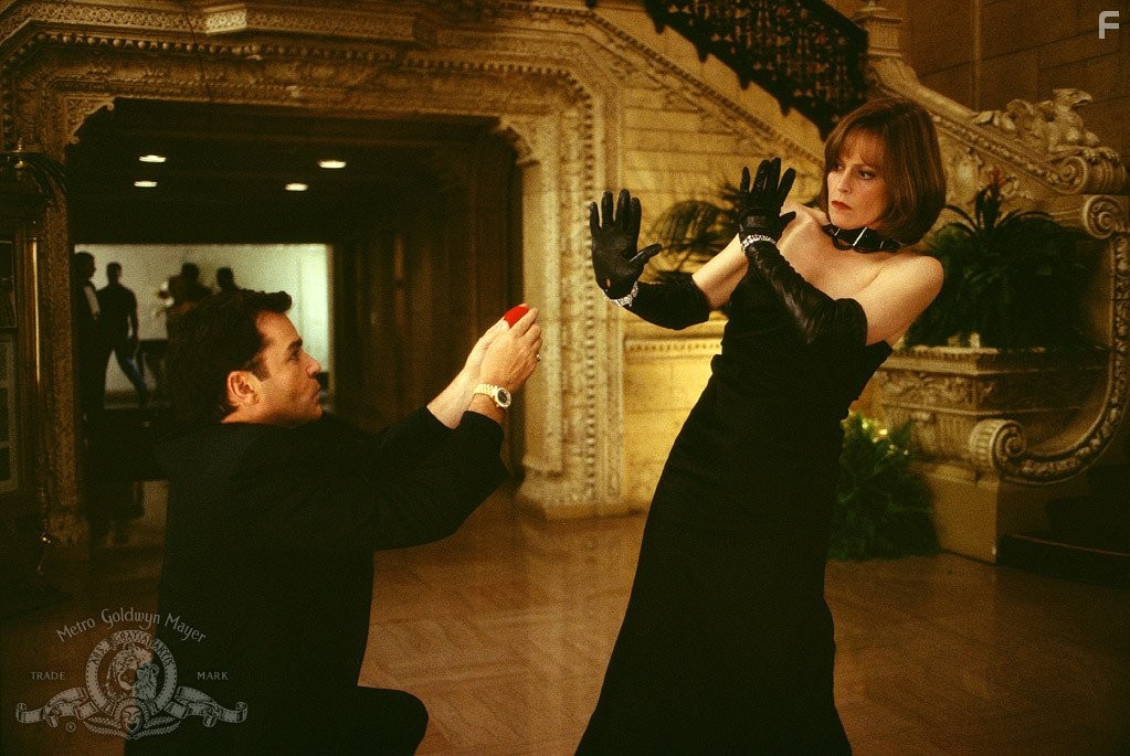 Sigourney Weaver and Ray Liotta in Сердцеедки (2001)