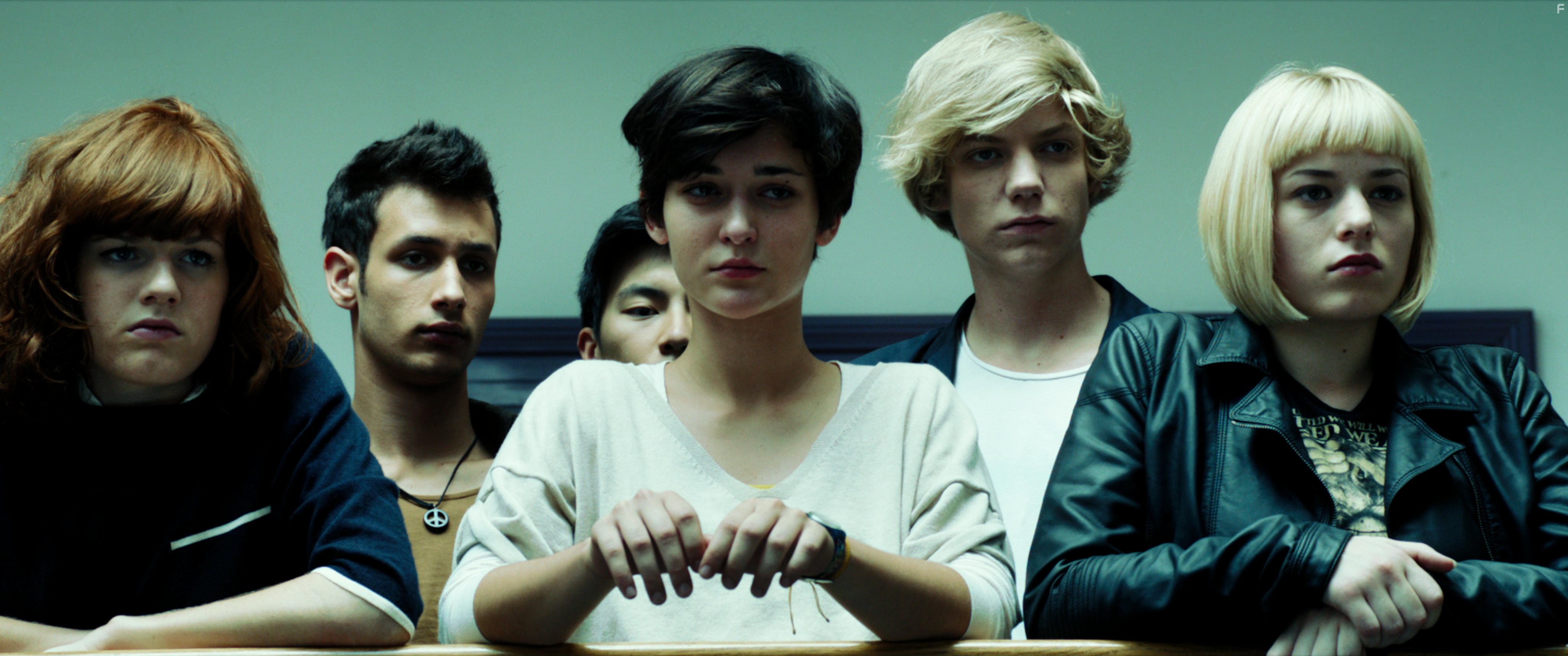 Pia Korbar, Voranc Boh, Jan Zupancic, Doroteja Nadrah, Spela Novak, and Kangjing Qiu in Razredni sovraznik (2013)