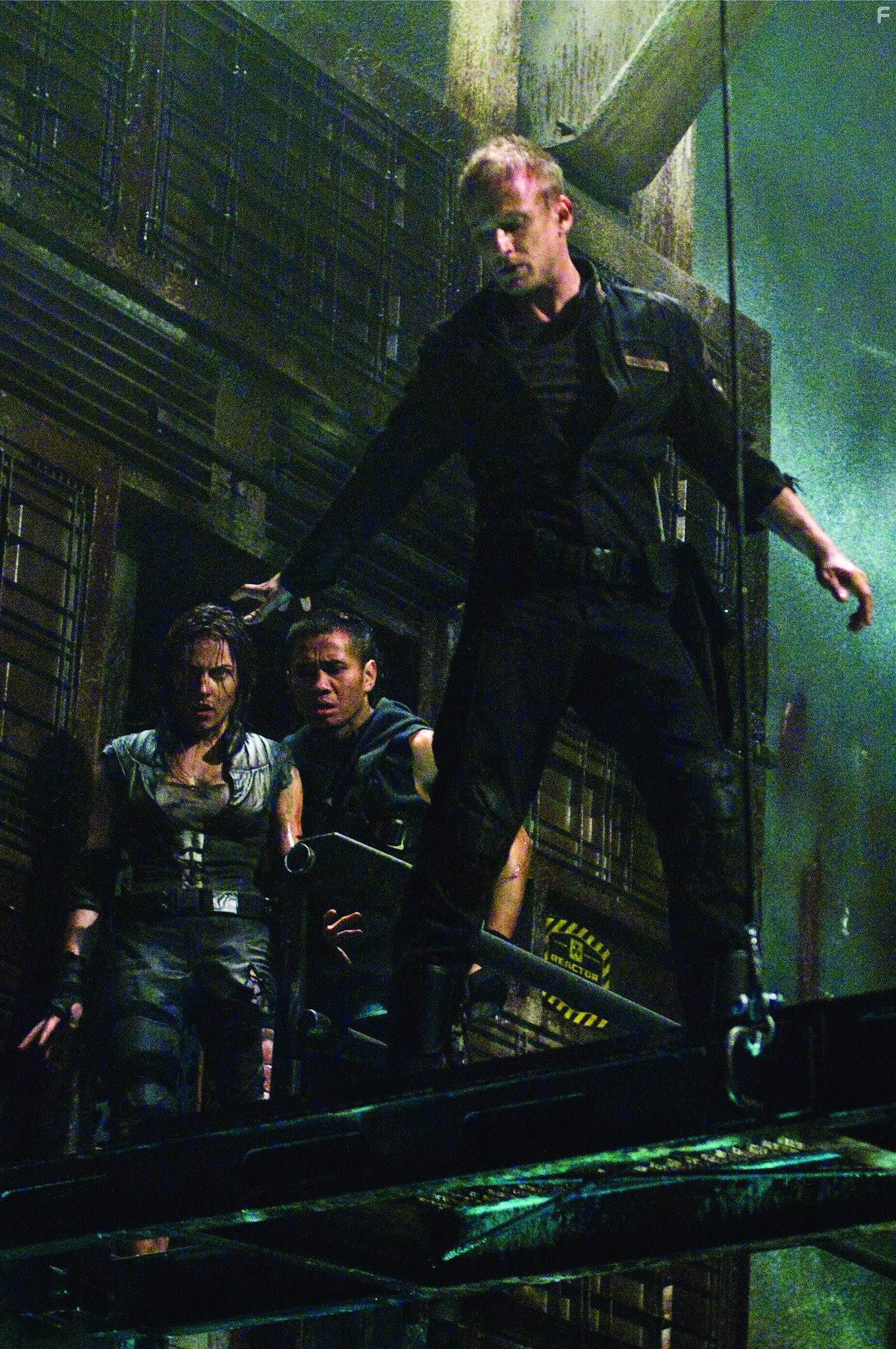 Ben Foster, Cung Le, and Antje Traue in Пандорум (2009)