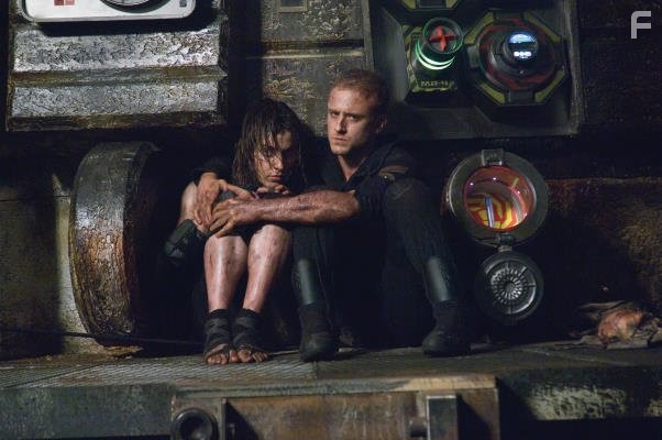 Ben Foster and Antje Traue in Пандорум (2009)